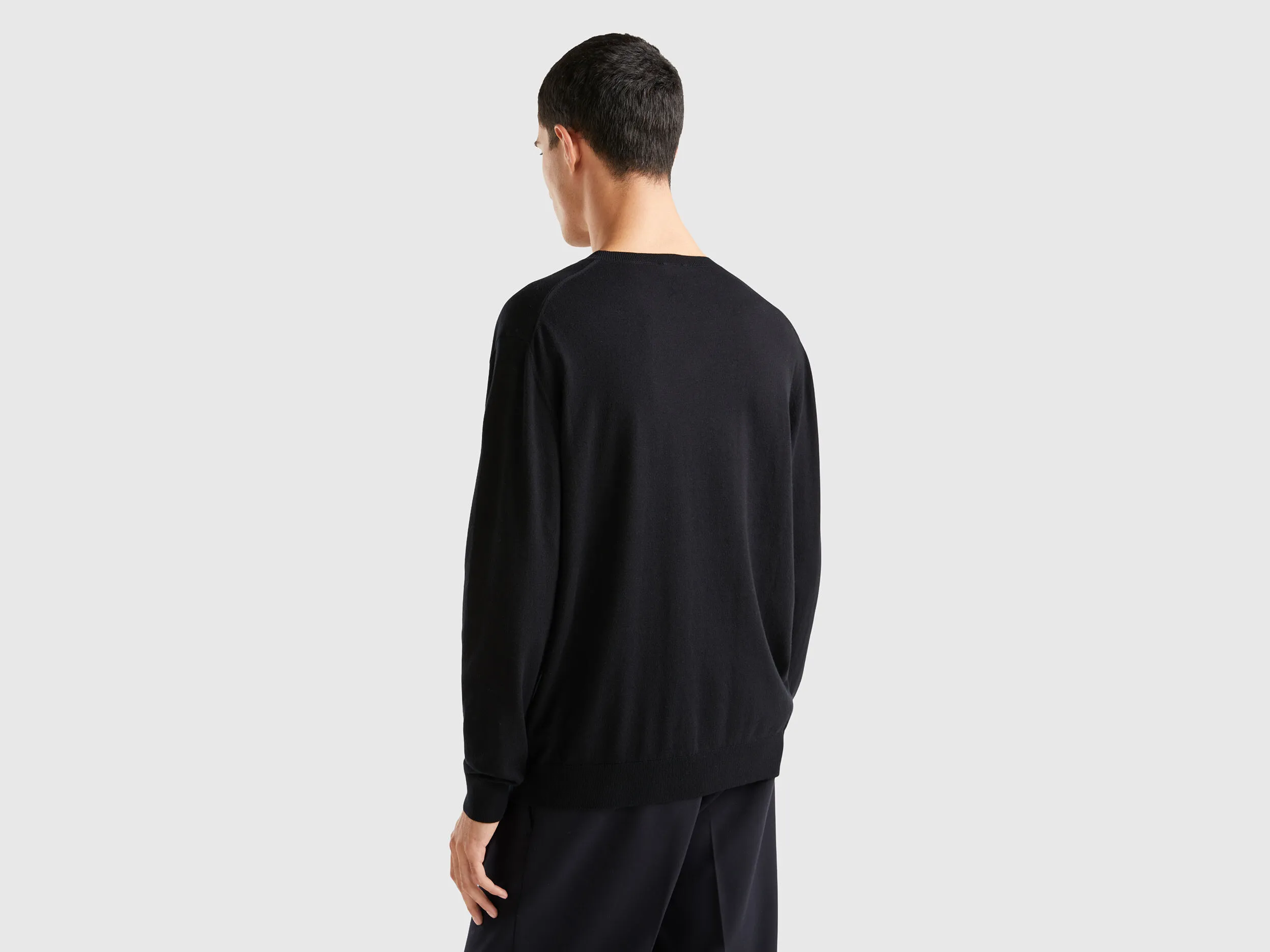 V-neck sweater in lightweight cotton blend - Black | Benetton